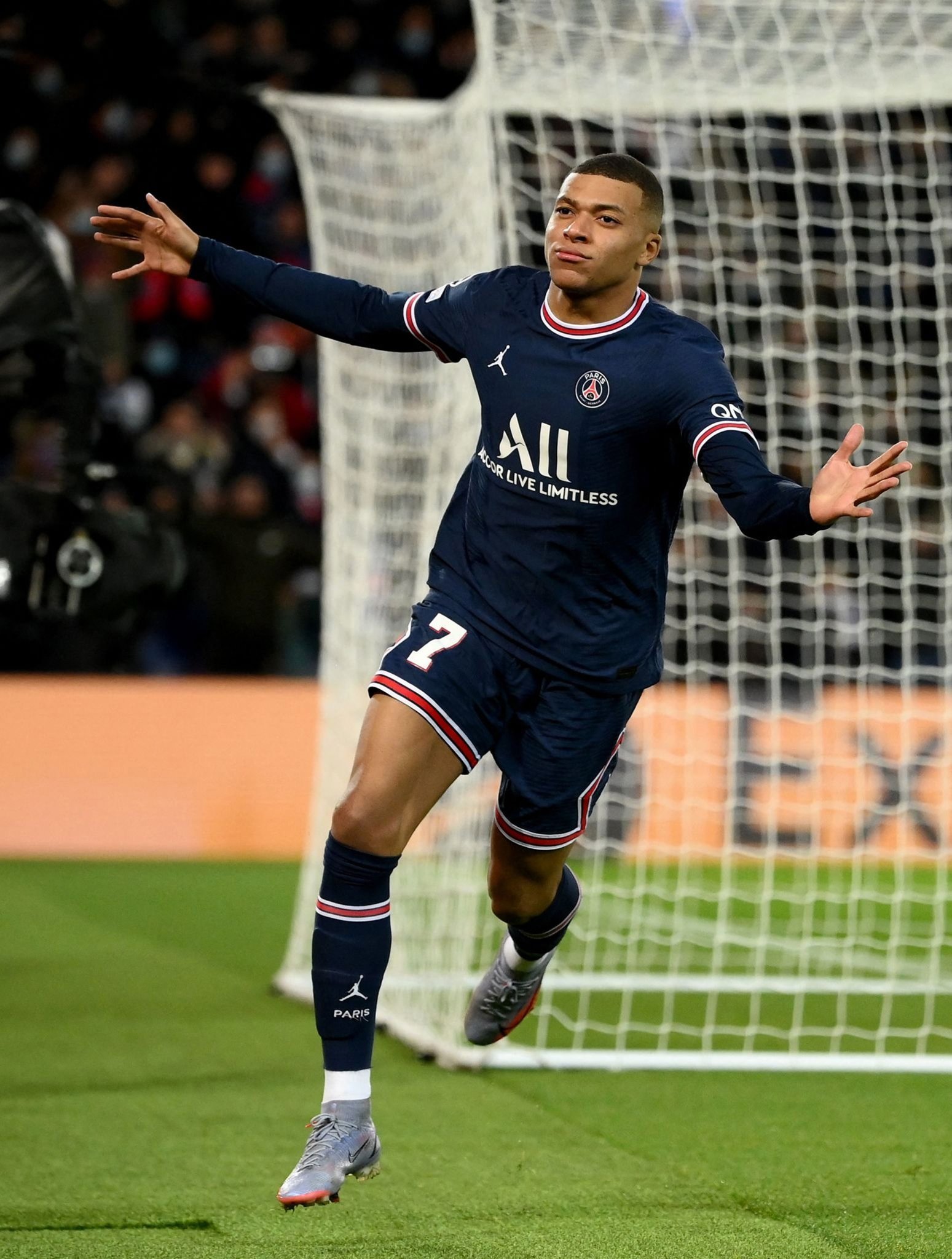 卫报：澳超削减分红+工资帽引发不满，球员工会准备罢赛抗议