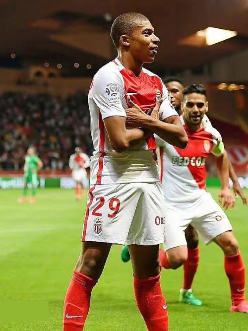 里夫斯说自己扣篮比东契奇多！后者回应：他不抢篮板也不防守