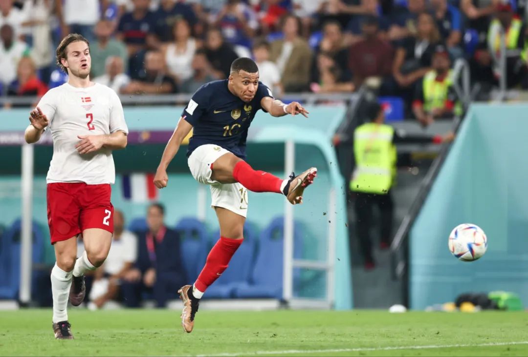 记者晒视频：钟义浩现场观看海牛比赛，海牛进球后他兴奋鼓掌