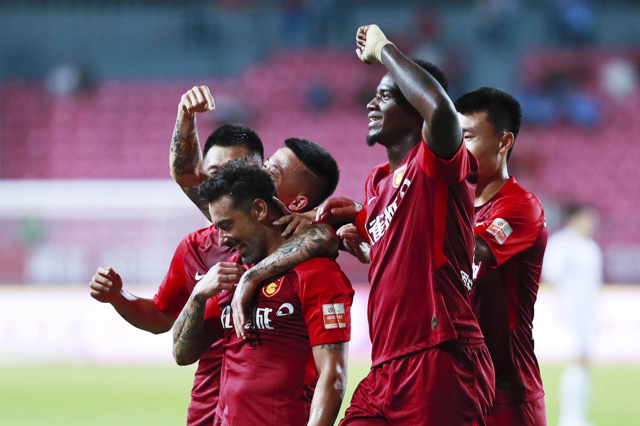 萨拉赫无缘利物浦欧冠名单，斯洛特称俱乐部必须作出回应；此前萨拉赫因未首发炮轰球队