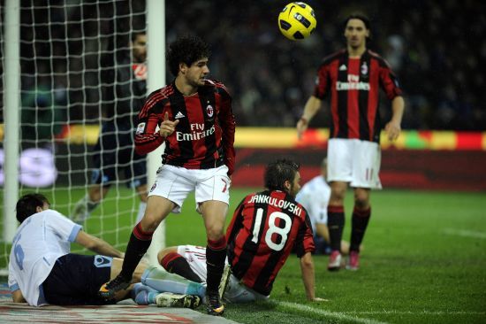 解锁体验卡，英乙比赛中裁判受伤，一球迷走下看台参与执法