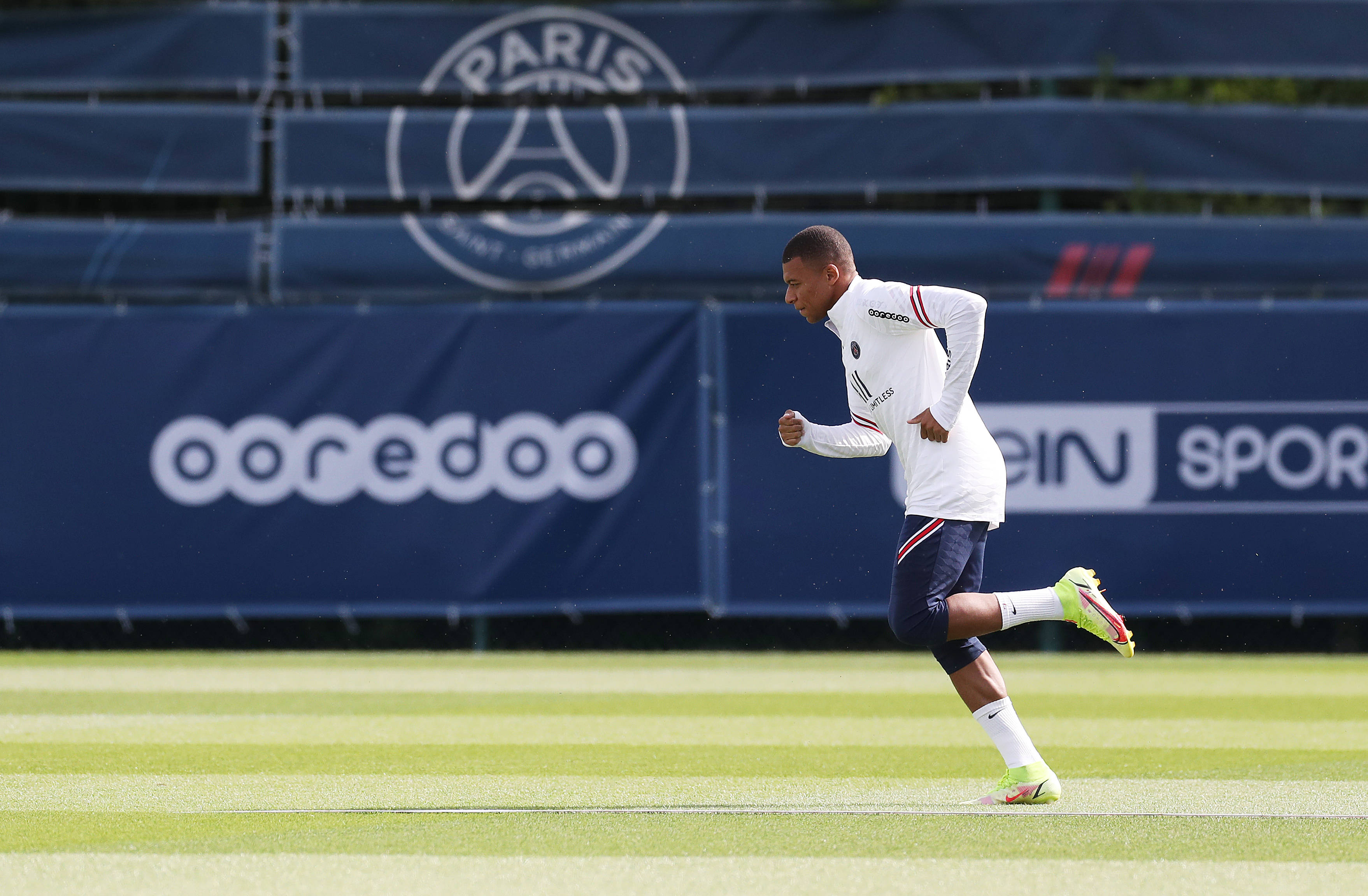 C罗被罚下后，爱尔兰一酒吧盛况：球迷鼓掌庆祝+击掌拥抱