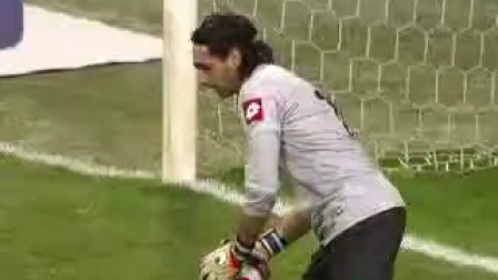 埃基蒂克助攻涉手球争议，主裁观看VAR核查