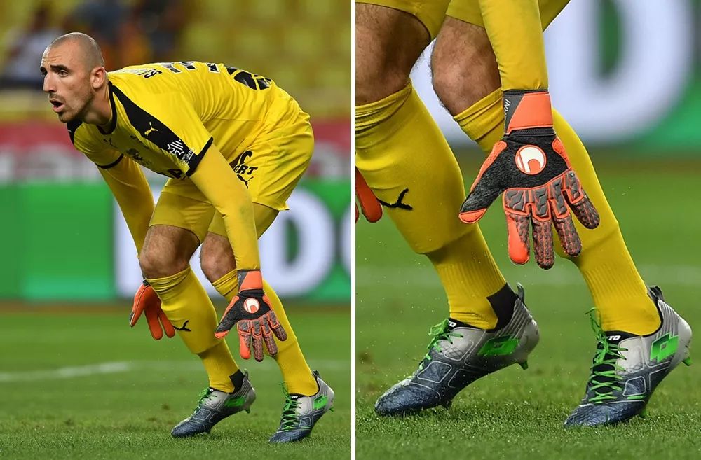 土超比赛双方在禁区里打架，裁判未吹停比赛导致主队打入空门